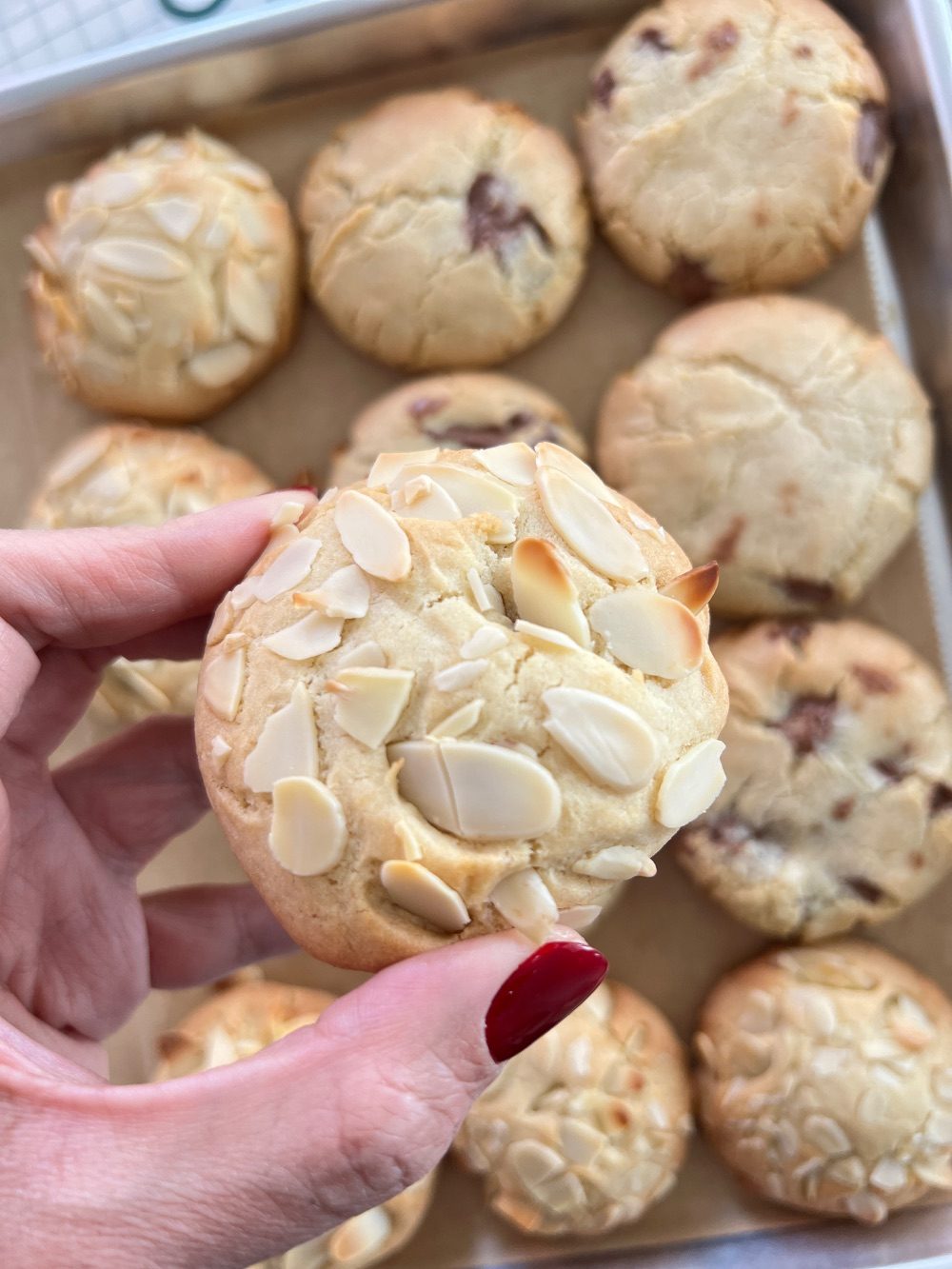 Almond croissant cookiebox of 5